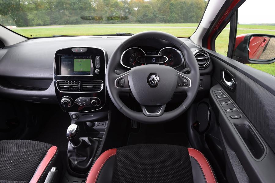 Торпедо Renault Clio 2016 года  (UK) (фото 30 из 31)